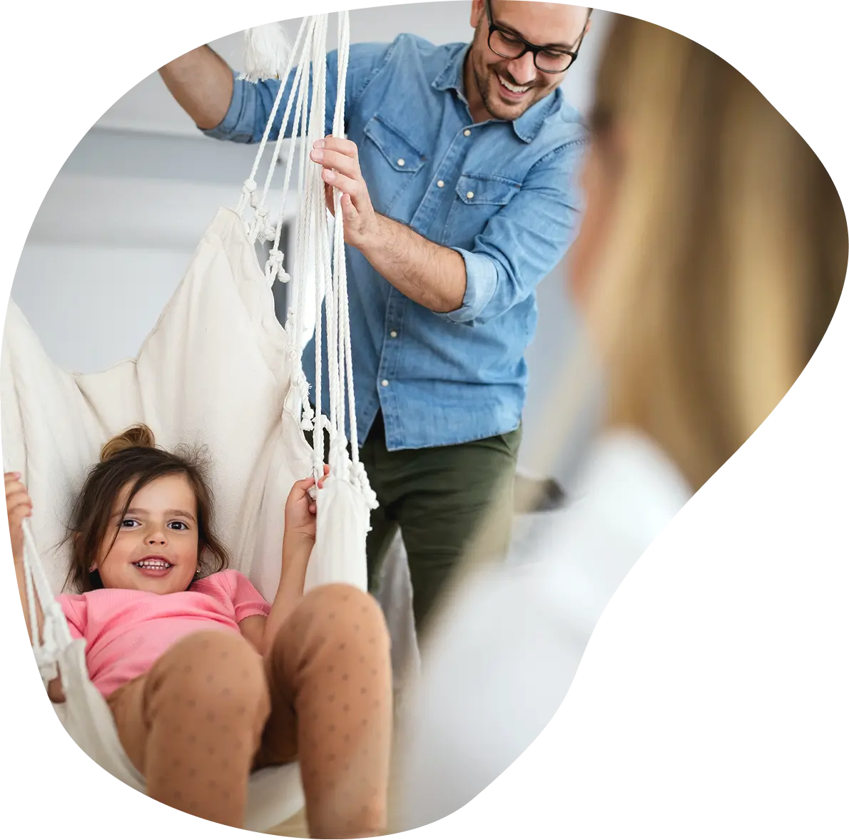 Ein Kind ist zur Ergotherapie in Hamburg in behandlung und wird gerade spielerisch von einem Ergotherapeuten behandelt