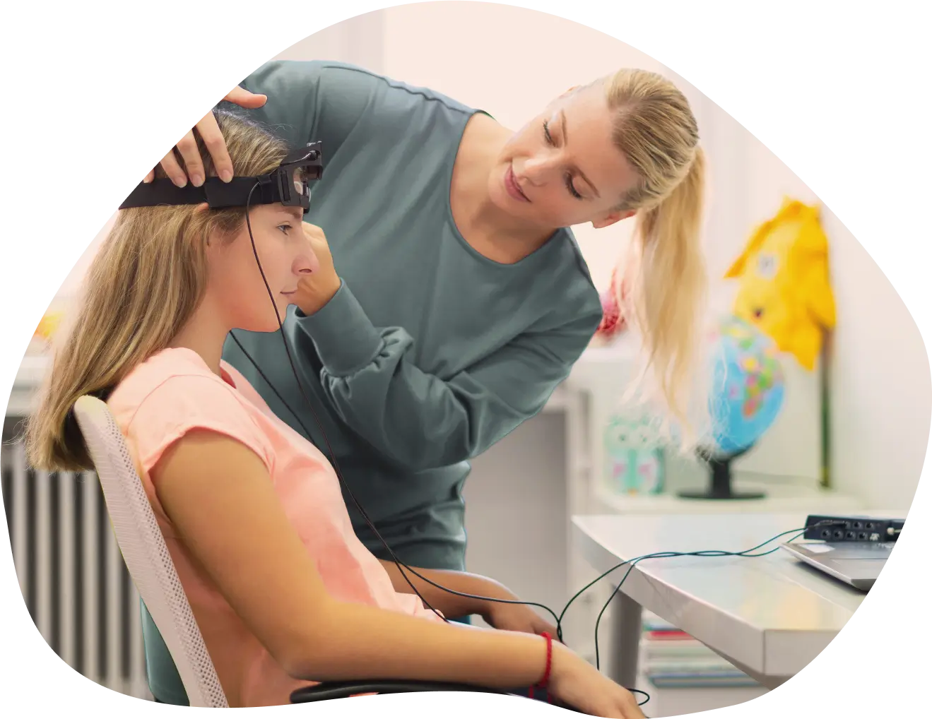 Ein jugendliches Mädchen wird mittels Neurofeedback in Hamburg behandelt in einer Ergotherapiepraxis