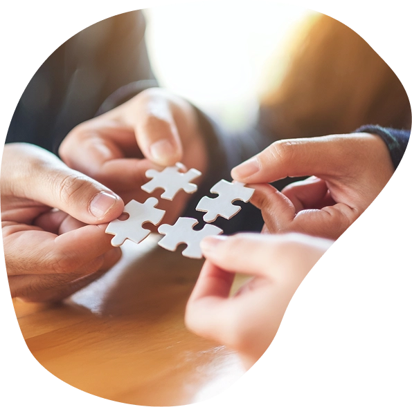Ergotherapie Team in Hamburg such Mitarbeiterinnen um das Puzzle zu schließen